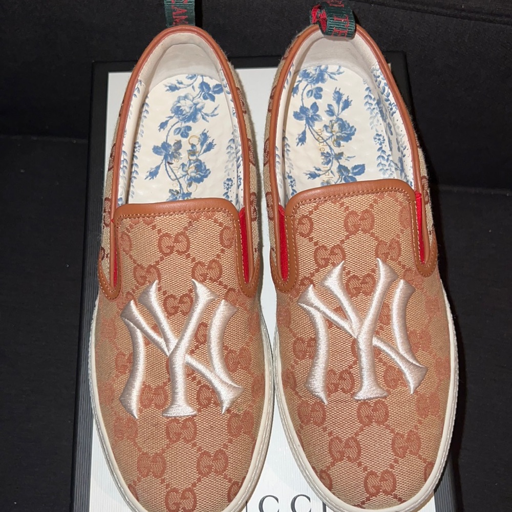 Gucci loafers size 7 mens fits 8-9 womens